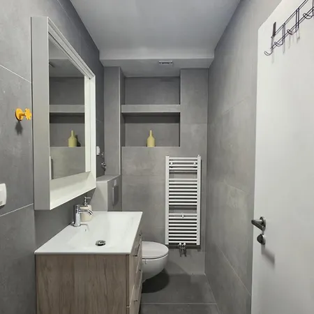 Uncle Apartment *